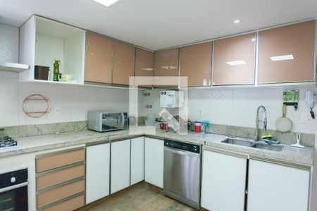 Casa de condomínio à venda com 460m², 4 quartos e 3 vagas Casa de condomínio à venda com 460m², 4 quartos e 3 vagascozinha