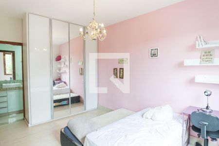 Casa de condomínio à venda com 460m², 4 quartos e 3 vagas Casa de condomínio à venda com 460m², 4 quartos e 3 vagassuite 1