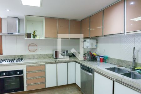 Casa de condomínio à venda com 460m², 4 quartos e 3 vagas Casa de condomínio à venda com 460m², 4 quartos e 3 vagascozinha