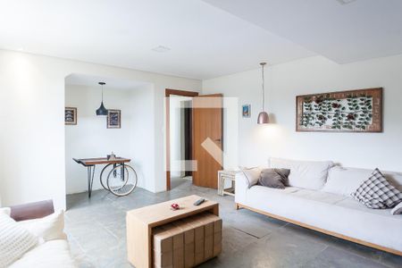 sala de tv de casa de condomínio à venda com 4 quartos, 460m² em Ouro Velho Mansões, Nova Lima