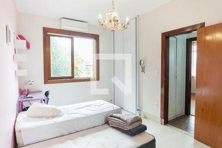 Casa de condomínio à venda com 460m², 4 quartos e 3 vagas Casa de condomínio à venda com 460m², 4 quartos e 3 vagassuite 1