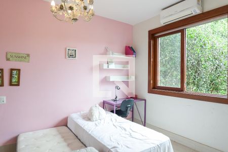 Casa de condomínio à venda com 460m², 4 quartos e 3 vagas Casa de condomínio à venda com 460m², 4 quartos e 3 vagassuite 1