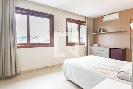 Casa de condomínio à venda com 460m², 4 quartos e 3 vagas Casa de condomínio à venda com 460m², 4 quartos e 3 vagassuite master