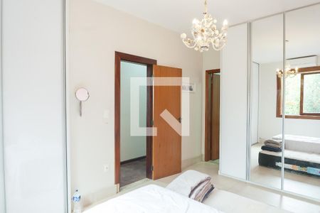 Casa de condomínio à venda com 460m², 4 quartos e 3 vagas Casa de condomínio à venda com 460m², 4 quartos e 3 vagassuite 1