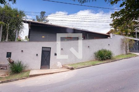 Casa de condomínio à venda com 460m², 4 quartos e 3 vagas Casa de condomínio à venda com 460m², 4 quartos e 3 vagasfachada