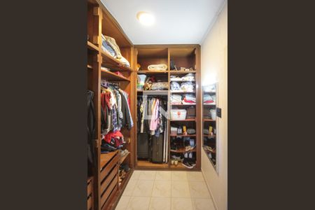 Casa à venda com 320m², 4 quartos e 5 vagasCloset