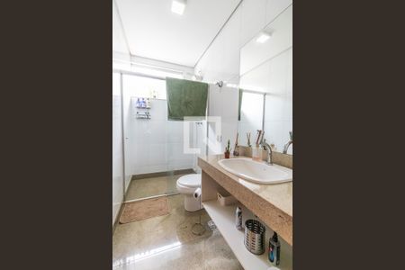 Casa à venda com 700m², 6 quartos e 3 vagasBanheiro da Suíte 2