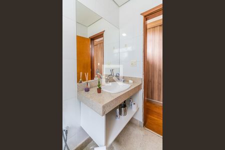 Casa à venda com 700m², 6 quartos e 3 vagasBanheiro da Suíte 2