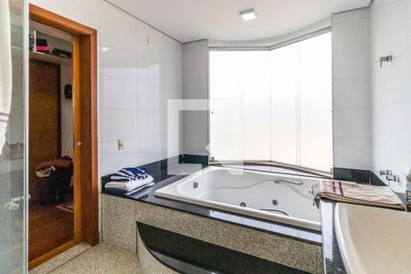Casa à venda com 700m², 6 quartos e 3 vagasBanheiro da Suíte Master