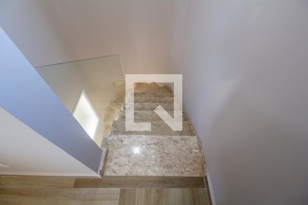 Casa de condomínio para alugar com 280m², 3 quartos e 2 vagasEscada