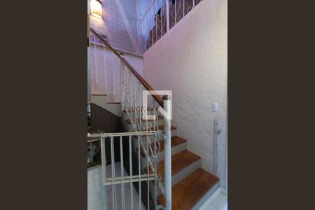 Casa à venda com 275m², 3 quartos e 2 vagasEscada