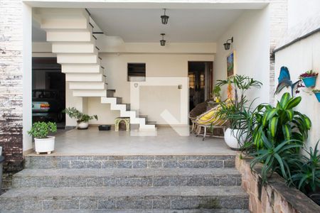 Casa à venda com 204m², 3 quartos e 4 vagas Casa à venda com 204m², 3 quartos e 4 vagasQuintal