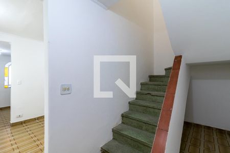 Casa para alugar com 175m², 2 quartos e 1 vaga Casa para alugar com 175m², 2 quartos e 1 vagaEscada