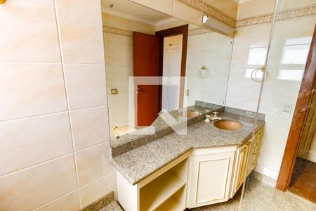 Apartamento à venda com 818m², 4 quartos e 6 vagas Apartamento à venda com 818m², 4 quartos e 6 vagasBanheiro da Suíte 2