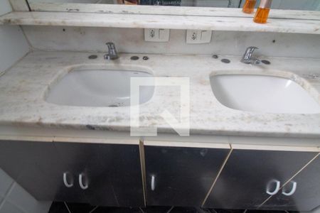 Casa para alugar com 185m², 4 quartos e 4 vagas Casa para alugar com 185m², 4 quartos e 4 vagasBanheiro da Suíte 2