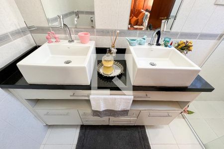 Casa à venda com 240m², 2 quartos e 3 vagasBanheiro do Quarto 1