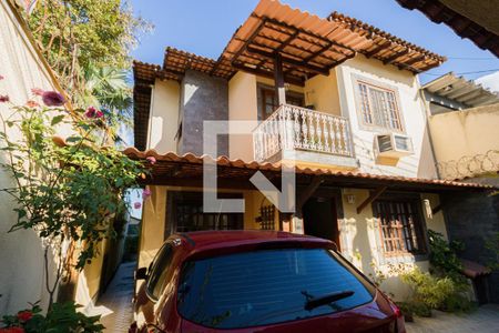 Casa de condomínio à venda com 168m², 4 quartos e 1 vaga Casa de condomínio à venda com 168m², 4 quartos e 1 vagaFachada