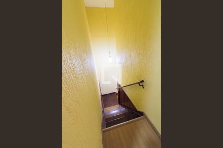 Casa de condomínio à venda com 168m², 4 quartos e 1 vaga Casa de condomínio à venda com 168m², 4 quartos e 1 vagaEscada