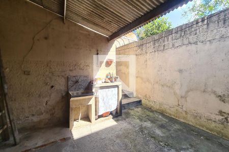 Casa para alugar com 174m², 5 quartos e 1 vagaÁrea de Serviço (casa dos fundos)