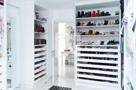 Apartamento à venda com 302m², 3 quartos e 4 vagas Apartamento à venda com 302m², 3 quartos e 4 vagasCloset da suíte