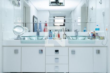 Apartamento à venda com 302m², 3 quartos e 4 vagas Apartamento à venda com 302m², 3 quartos e 4 vagasBanheiro da Suíte