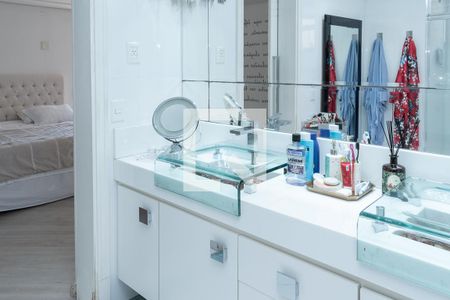 Apartamento à venda com 302m², 3 quartos e 4 vagas Apartamento à venda com 302m², 3 quartos e 4 vagasBanheiro da Suíte