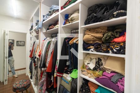 Casa à venda com 323m², 4 quartos e 3 vagasCloset