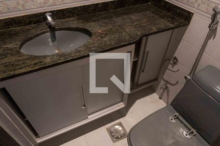 Banheiro de apartamento para alugar com 3 quartos, 59m² em Santa Rosa, Niterói