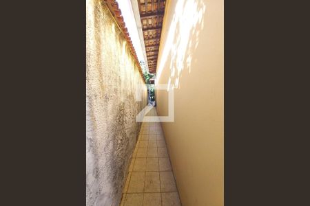 Casa à venda com 165m², 3 quartos e 5 vagas Casa à venda com 165m², 3 quartos e 5 vagasCorredor Lateral