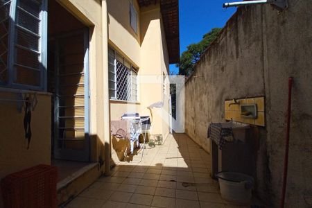 Casa à venda com 165m², 3 quartos e 5 vagas Casa à venda com 165m², 3 quartos e 5 vagasQuintal