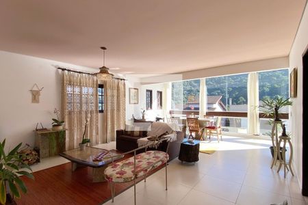 Casa de condomínio à venda com 330m², 5 quartos e 4 vagasSala