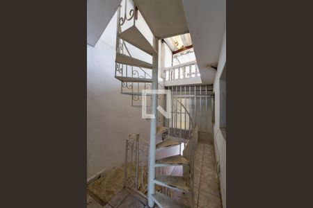 Casa para alugar com 100m², 2 quartos e 1 vagaEscada Entrada