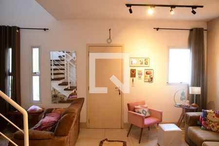 Sala de casa de condomínio para alugar com 3 quartos, 99m² em Paisagem Renoir, Cotia