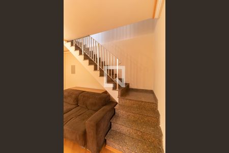 Casa para alugar com 257m², 4 quartos e 6 vagasEscada