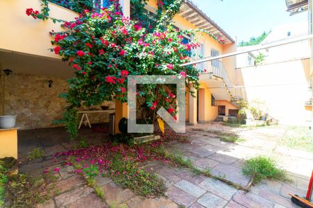 Casa à venda com 249m², 4 quartos e 6 vagas Casa à venda com 249m², 4 quartos e 6 vagasQuintal