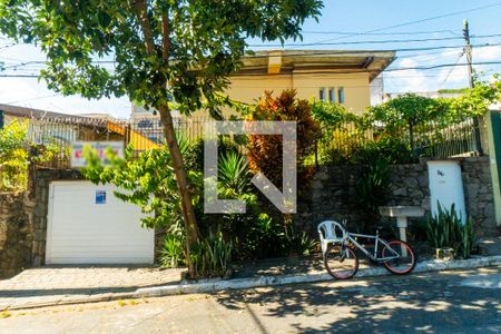 Casa à venda com 249m², 4 quartos e 6 vagas Casa à venda com 249m², 4 quartos e 6 vagasFachada