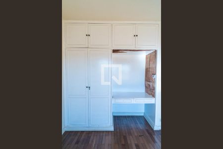 Casa à venda com 249m², 4 quartos e 6 vagas Casa à venda com 249m², 4 quartos e 6 vagasQuarto 2 - Armários