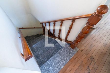 Casa à venda com 249m², 4 quartos e 6 vagas Casa à venda com 249m², 4 quartos e 6 vagasEscada