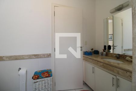 Casa à venda com 175m², 3 quartos e 3 vagasBanheiro da suíte 1 