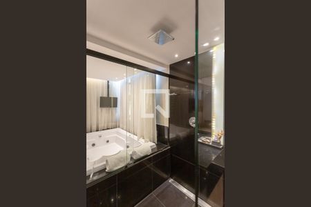 Banheiro de apartamento à venda com 1 quarto, 49m² em Lourdes, Belo Horizonte