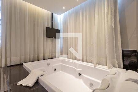 Banheiro de apartamento à venda com 1 quarto, 49m² em Lourdes, Belo Horizonte