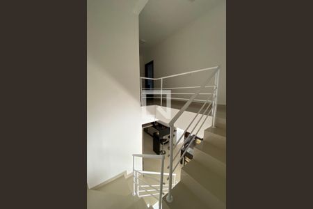 Escada de acesso sala-quartos de casa para alugar com 3 quartos, 220m² em Itacorubi, Florianópolis