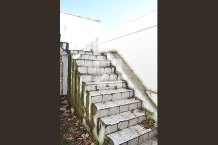Casa à venda com 180m², 2 quartos e 2 vagasEscada