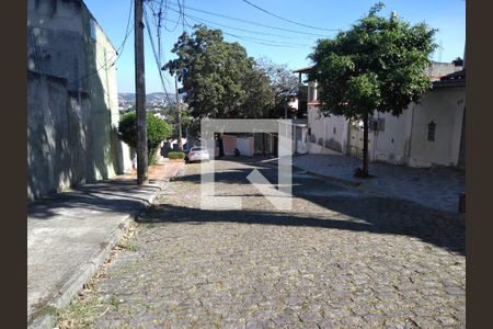 Casa à venda com 180m², 2 quartos e 2 vagas Casa à venda com 180m², 2 quartos e 2 vagasVista da Rua
