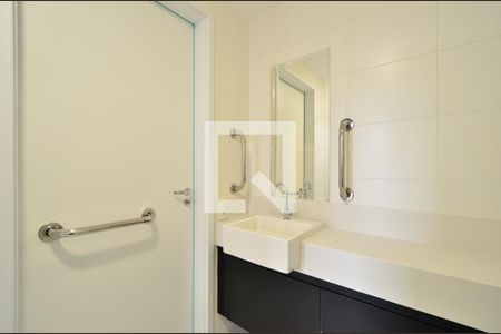 Banheiro de kitnet/studio para alugar com 1 quarto, 25m² em Mirandópolis, São Paulo