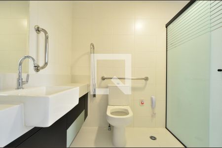 Banheiro de kitnet/studio para alugar com 1 quarto, 25m² em Mirandópolis, São Paulo