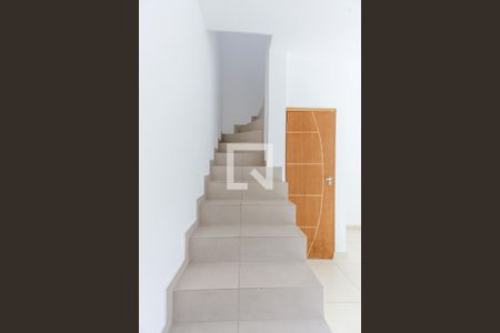 Casa de condomínio para alugar com 45m², 2 quartos e sem vagaEscada Quartos