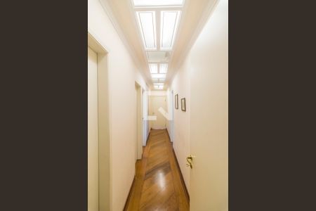 Apartamento à venda com 200m², 4 quartos e 3 vagasCorredor com Armários