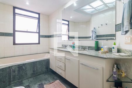 Apartamento à venda com 200m², 4 quartos e 3 vagasBanheiro da Suite 1