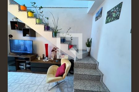 Escada de casa para alugar com 3 quartos, 191m² em Jardim Oriental, São Paulo
